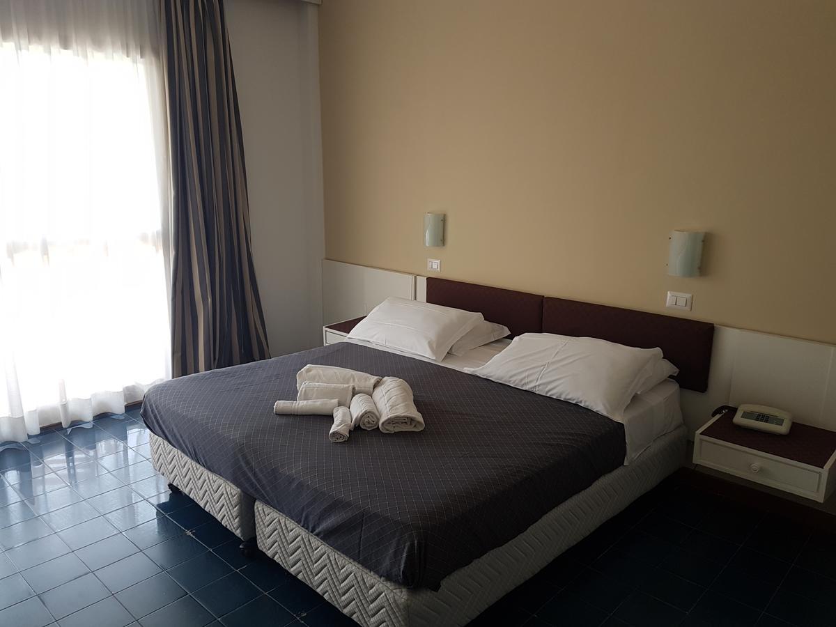 Park Hotel Baia Domizia Exterior photo