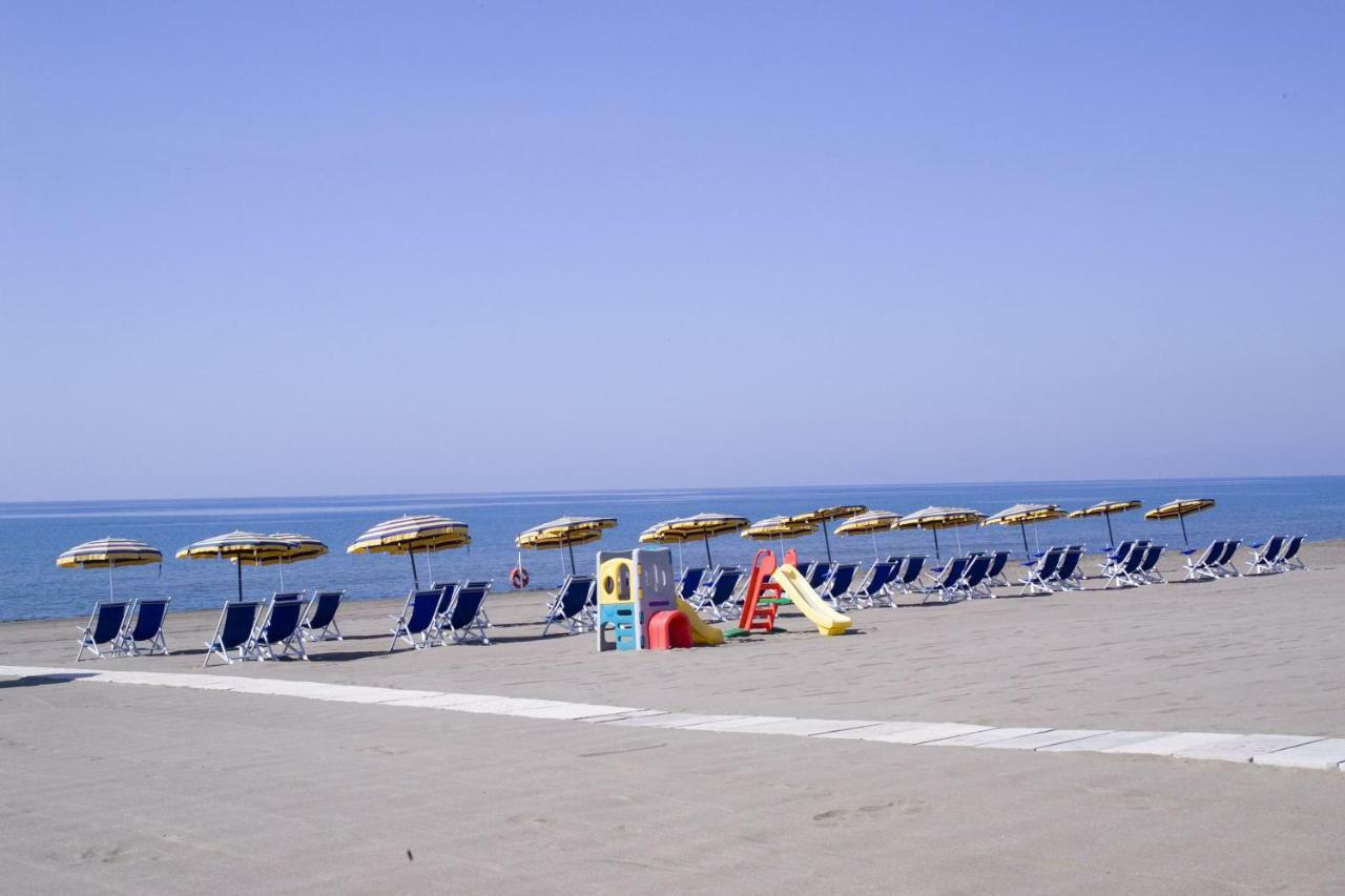 Park Hotel Baia Domizia Exterior photo